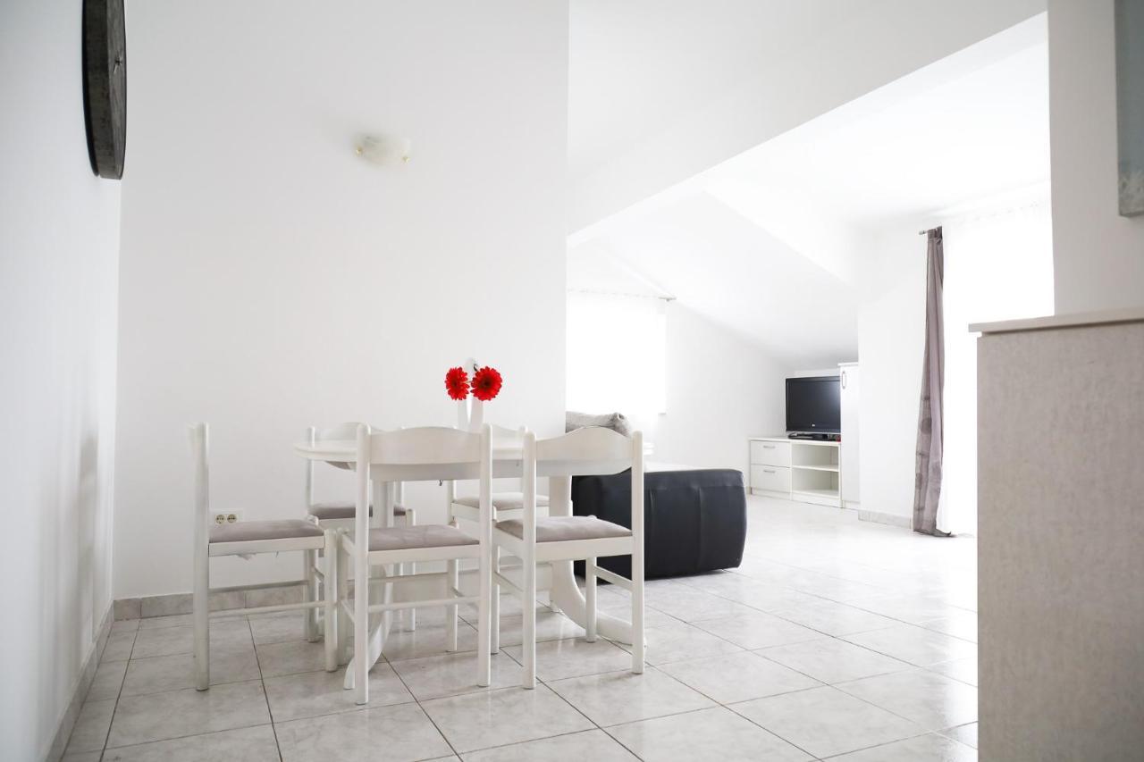 The Florens Residence Near The Beach With The Pool, Bbq And Kids Playground, Zadar Diklo Exterior foto